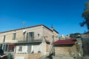 Casa in pietra di antica costruzione