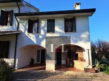 VILLA SINGOLA CON DEPENDANCE E 5000 MQ DI PARCO