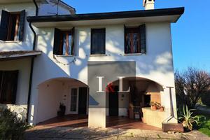 VILLA SINGOLA CON DEPENDANCE E 5000 MQ DI PARCO