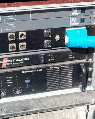 Impianto audio professionale, con relativi finali.