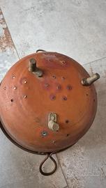 Scolapasta antica in rame con piedini