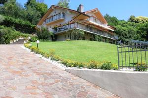 SPLENDIDA VILLA PLURICAMERE IMMERSA NEL VERDE