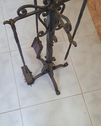 Set attrezzi da camino in ferro battuto 