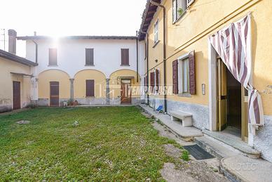 TRILOCALE IN CONTESTO DI CORTE!! NESSUNA SPESA!!