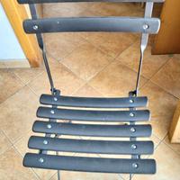 Sedia nera in ferro richiudibile