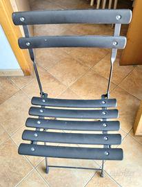 Sedia nera in ferro richiudibile