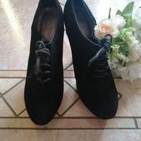 Scarpe tacco nere tipo camosciato francesine.