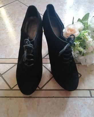 Scarpe tacco nere tipo camosciato francesine.