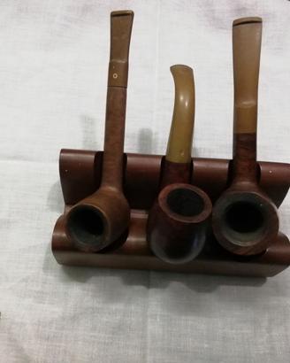 Tre pipe e portapipe 