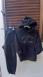 tuta sportiva con cappuccio e marsupio, LCKR