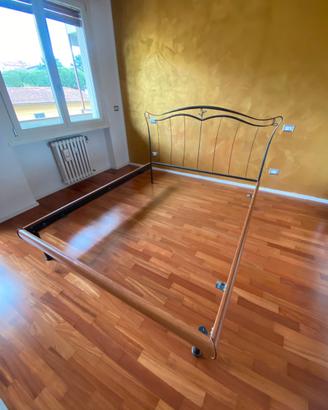 Struttura letto matrimoniale in ferro battuto