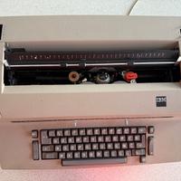 Macchina da scrivere IBM vintage con copertura