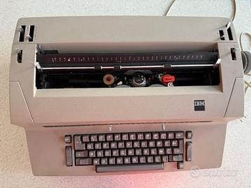 Macchina da scrivere IBM vintage con copertura