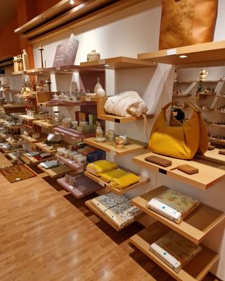 arredamento completo per negozio thun