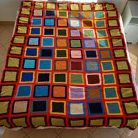 Coperta a uncinetto fondo rosso e riquadri verdi