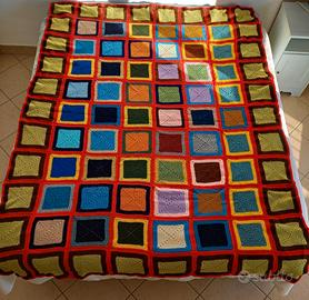 Coperta a uncinetto fondo rosso e riquadri verdi