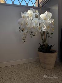 Pianta finta con vaso