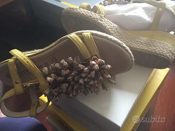 Sandalo con zeppa ed applicazioni