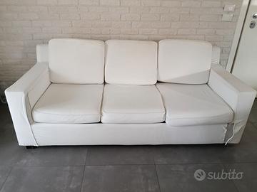 divano tre posti in tessuto colore bianco