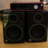 FOCUSRITE Scarlett 2i4 (2nd Gen) + Speaker Makie