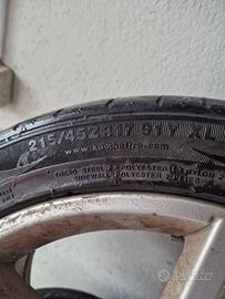 quattro gomme con i rispettivi cerchi