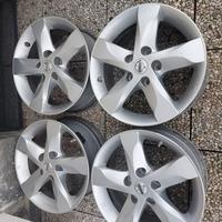 Cerchi con valvole con sensore di pressione Nissan