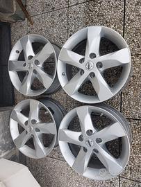 Cerchi con valvole con sensore di pressione Nissan