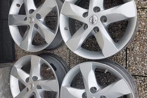 Cerchi con valvole con sensore di pressione Nissan