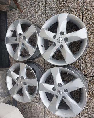 Cerchi con valvole con sensore di pressione Nissan