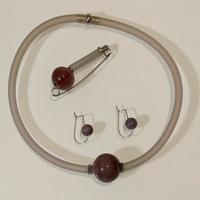 Bigiotteria : collana, orecchini e spilla.