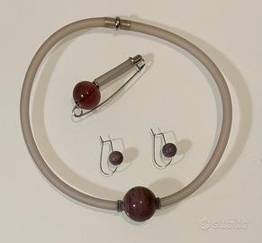 Bigiotteria : collana, orecchini e spilla.
