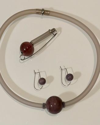 Bigiotteria : collana, orecchini e spilla.