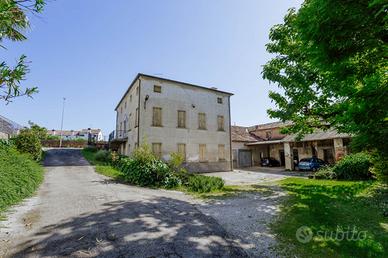 Bovolenta - Centro - Palazzo con barchessa