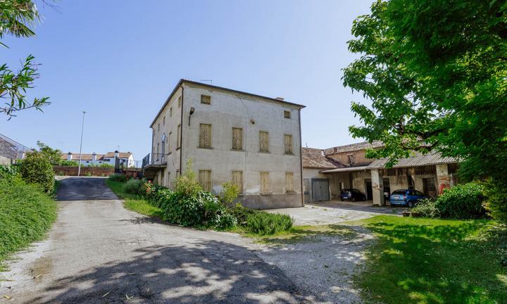 Bovolenta - Centro - Palazzo con barchessa