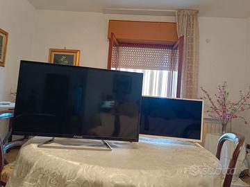 Coppia di televisori marchio Strong 24" e 32"