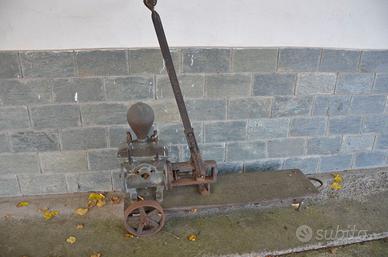 Antica pompa per vino