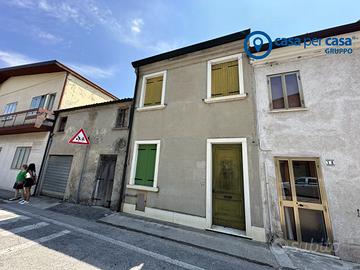 schiera centrale in centro al paese