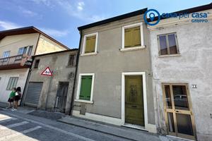 schiera centrale in centro al paese