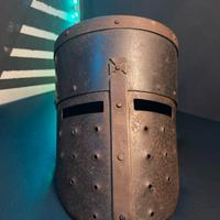 Elmo “a maschera” interamente fatto a mano