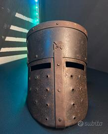 Elmo “a maschera” interamente fatto a mano