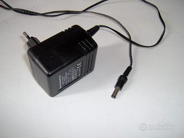 Alimentatore 220 V, uscita AC 9 V 800 mA, usato,