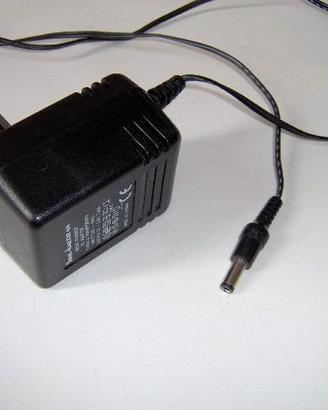 Alimentatore 220 V, uscita AC 9 V 800 mA, usato,