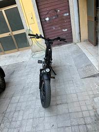 Bici elettrica come nuova, Marca in fotografia.