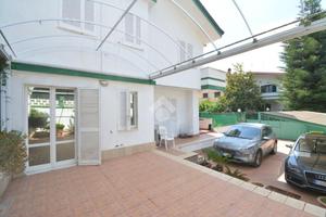 VILLA A SCHIERA D'ANGOLO A SANTA MARIA CAPUA VETER