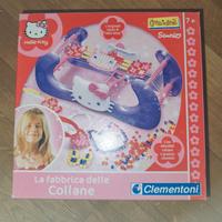 La fabbrica delle collane di Hello Kitty