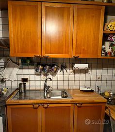 Cucina angolare in ciliegio