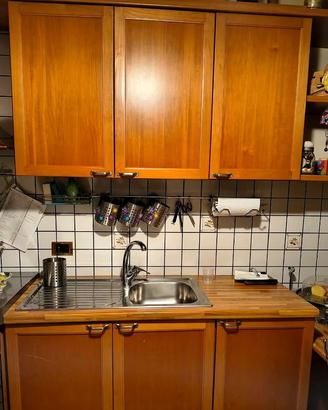 Cucina angolare in ciliegio