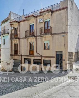 Palazzo / Stabile di 400 m² con più di 5 locali a 