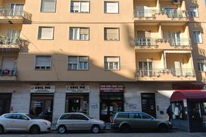 Via Genova Negozio con Vetrina