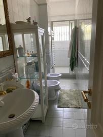 Vetrinetta bagno con ripiani in cristallo 160 cm